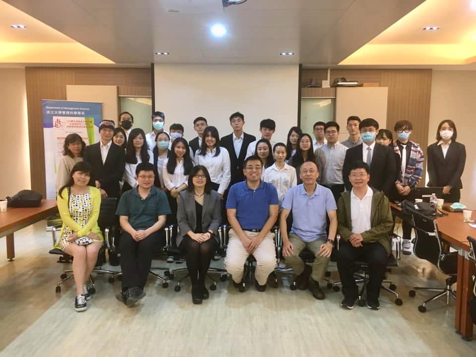 109.10.29舉辦「AI跨域研究工作坊」邀請1.黃正魁教授 - 國立中正大學企業管理學系2.本系鍾孟達助理教授 演講